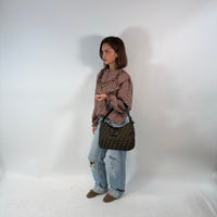 Fendi Schultertasche Hobo Zucca braun – getragen am Model