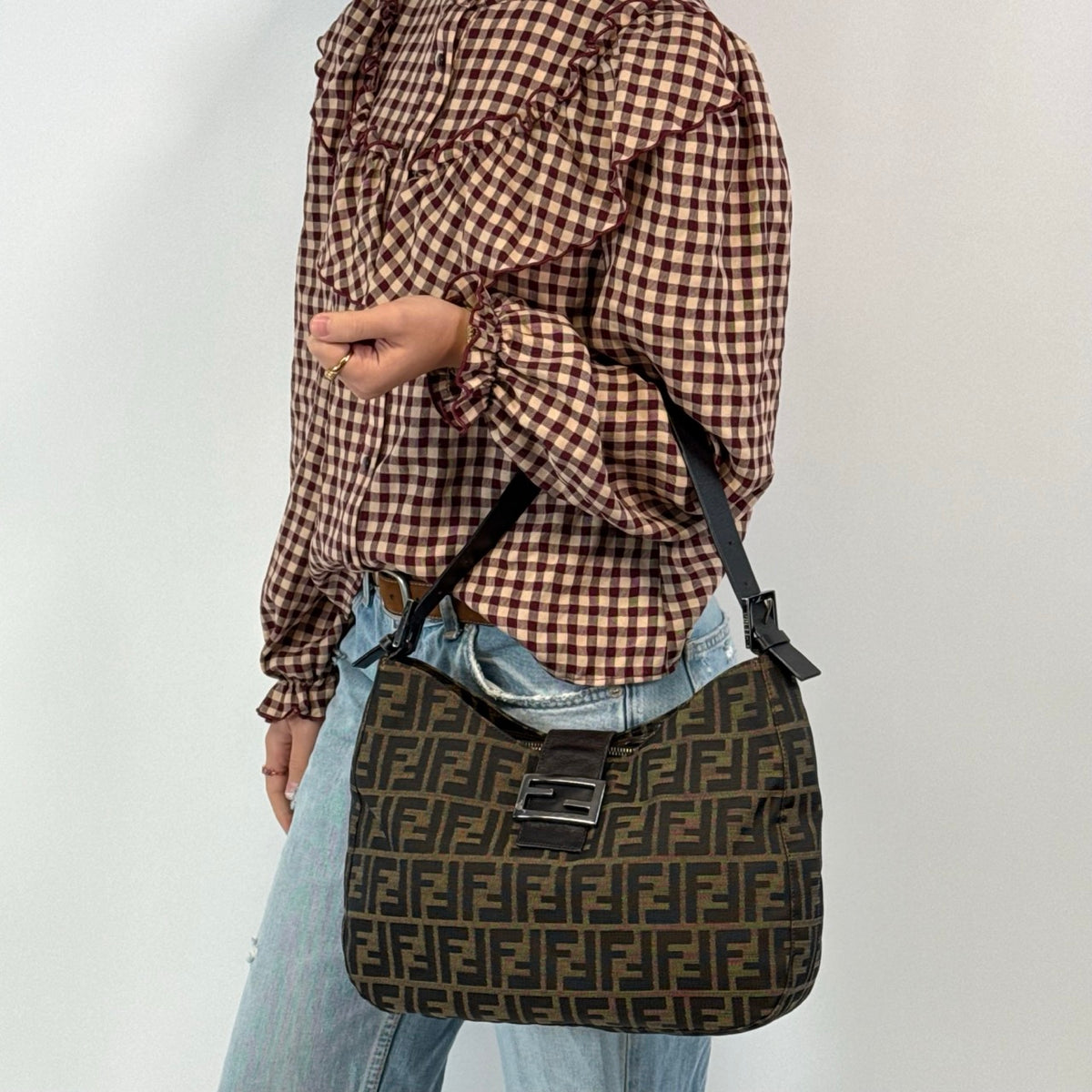 Fendi Schultertasche Hobo Zucca braun – getragen am Model