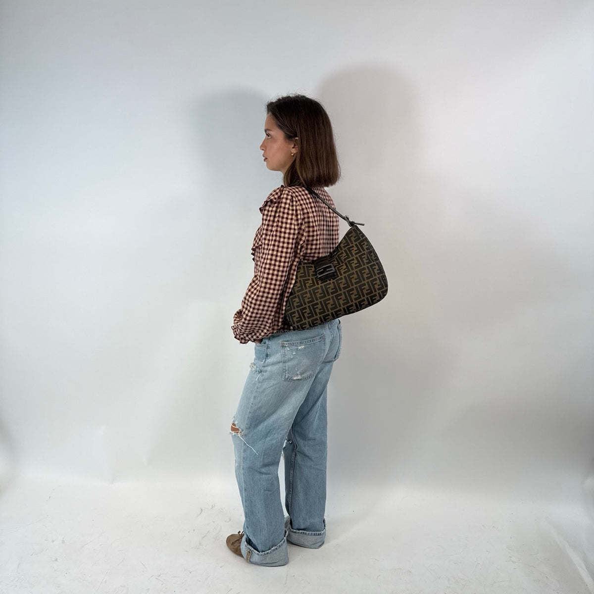 Fendi Schultertasche Hobo Zucca braun – getragen am Model