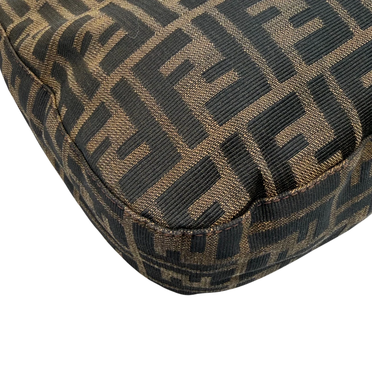 Fendi Schultertasche Hobo Zucca braun – Ecken im Detail