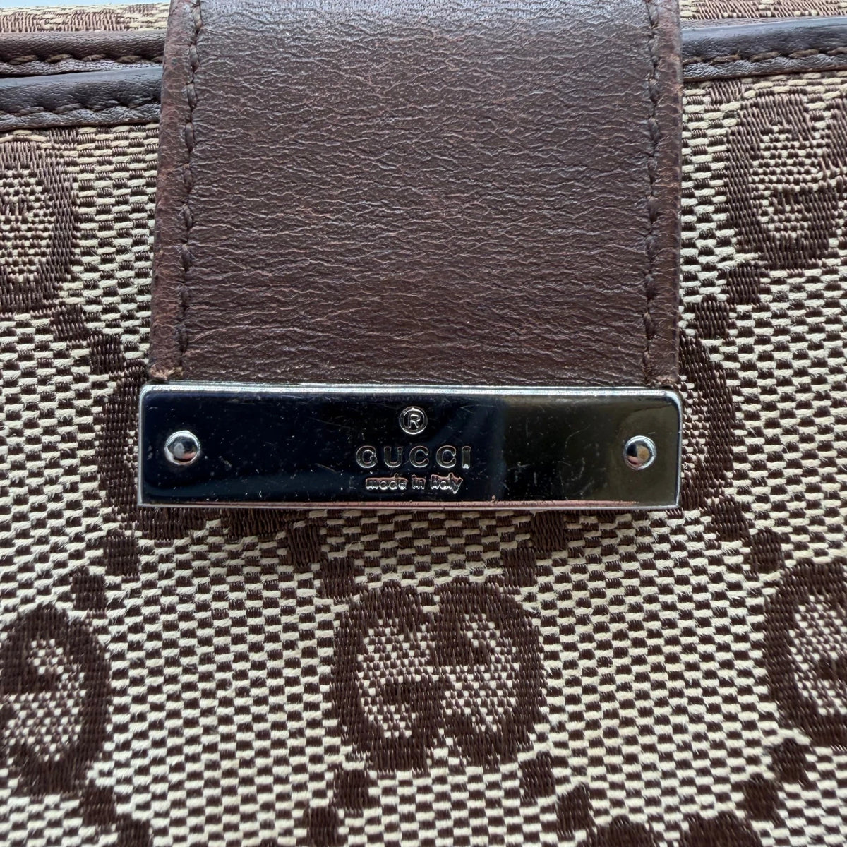 Gucci Geldbeutel Bifold monogram beige – Logo im Detail