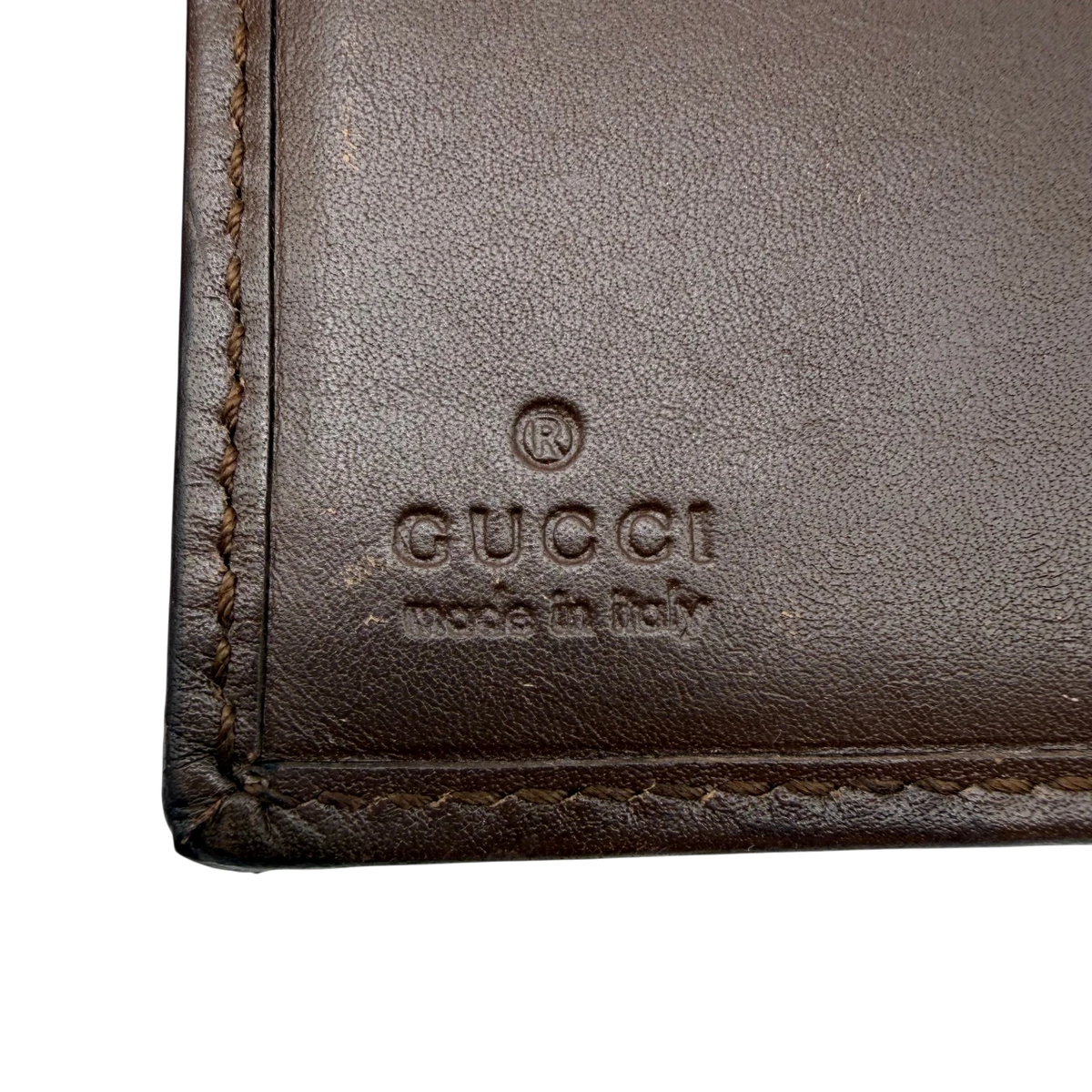 Gucci Geldbeutel Bifold monogram beige – Prägung im Detail