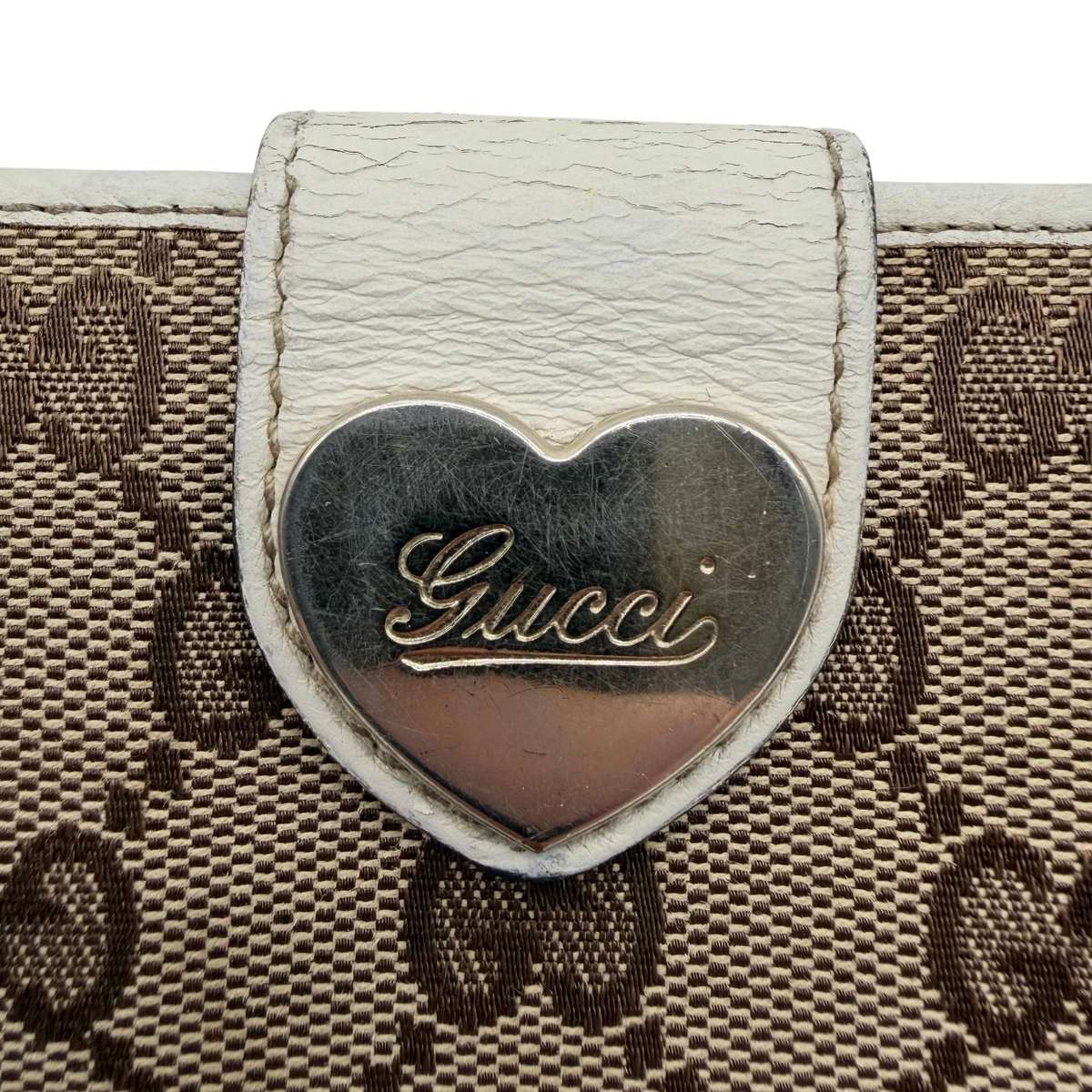Gucci Geldbeutel Heart länglich monogram beige – Logo im Detail