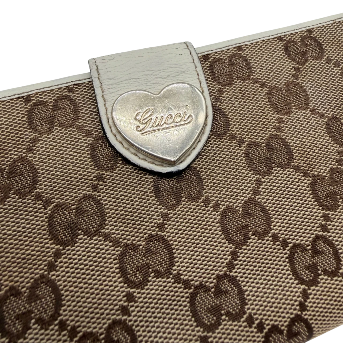 Gucci Geldbeutel Heart länglich monogram beige – Logo im Detail