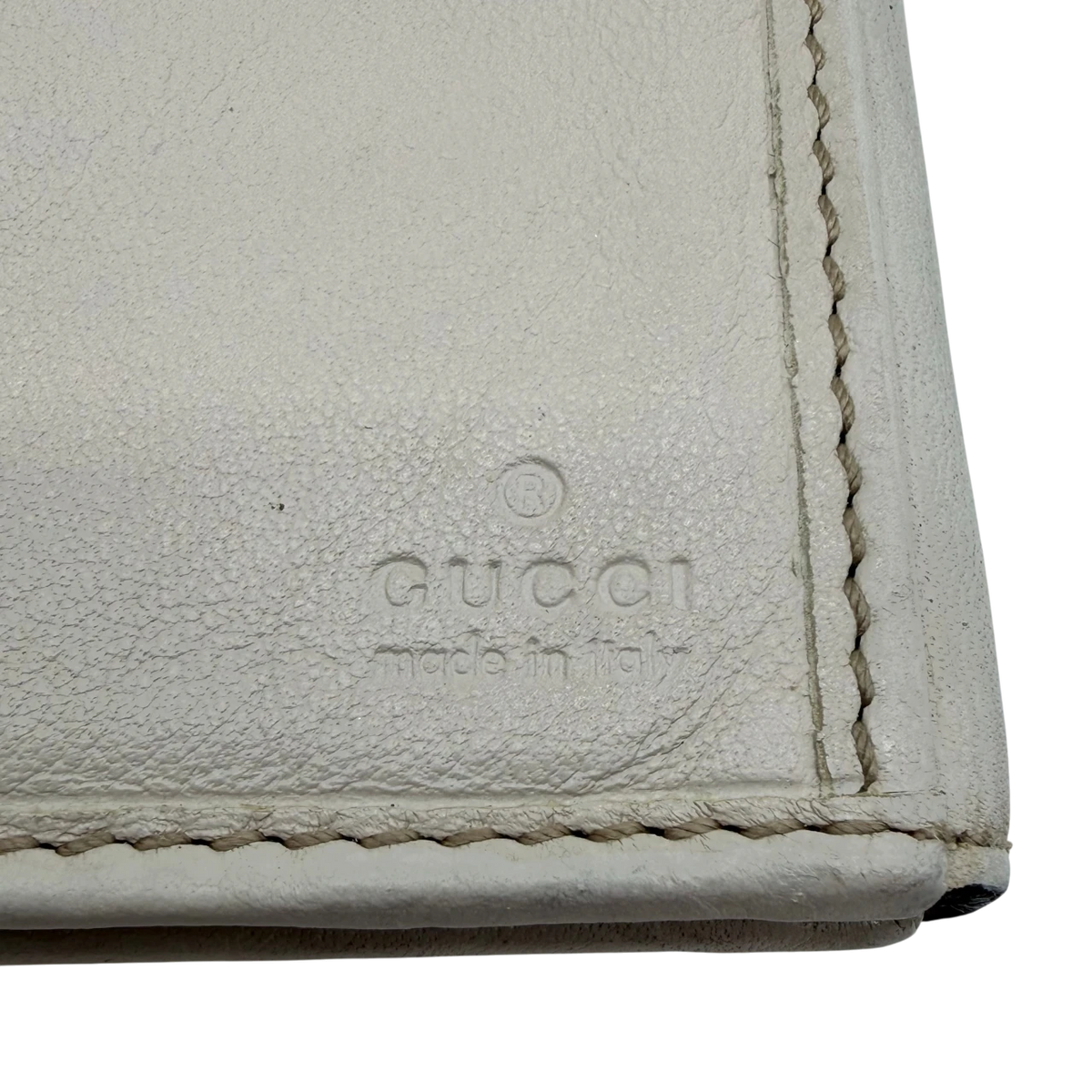Gucci Geldbeutel Heart länglich monogram beige – Prägung im Detail