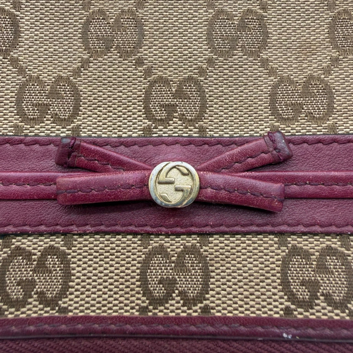 Gucci Geldbeutel Mayfair monogram beige – Logo im Detail