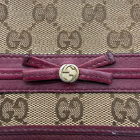 Gucci Geldbeutel Mayfair monogram beige – Logo im Detail