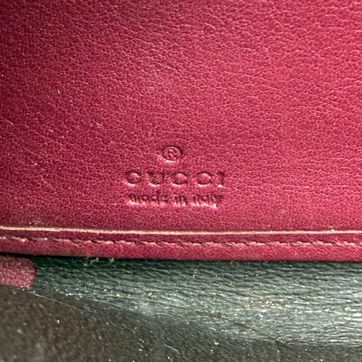 Gucci Geldbeutel Mayfair monogram beige – Prägung im Detail