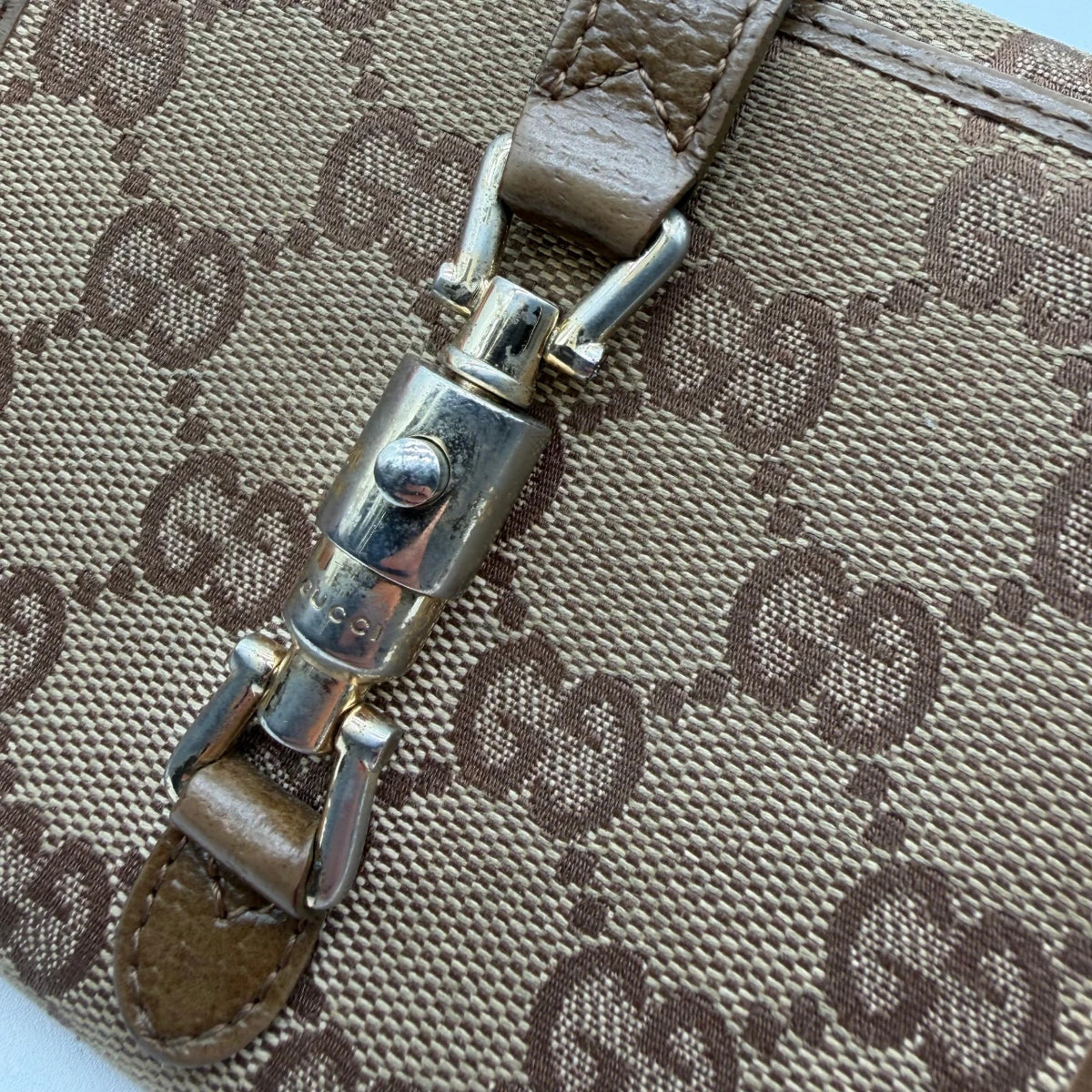 Gucci Geldbeutel New Jackie monogram beige – Prägung im Detail