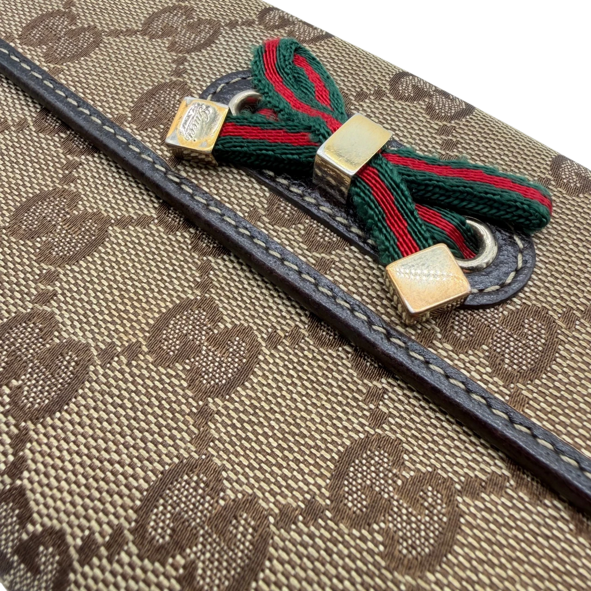 Gucci Geldbeutel Princy monogram beige – Logo im Detail