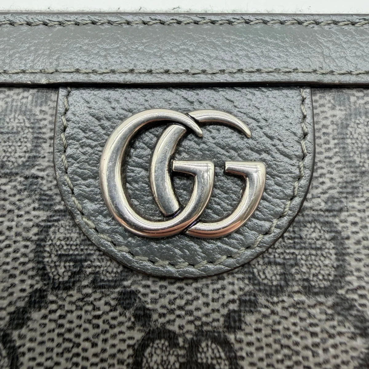 Gucci Geldbeutel Supreme Zip monogram grau – Logo im Detail