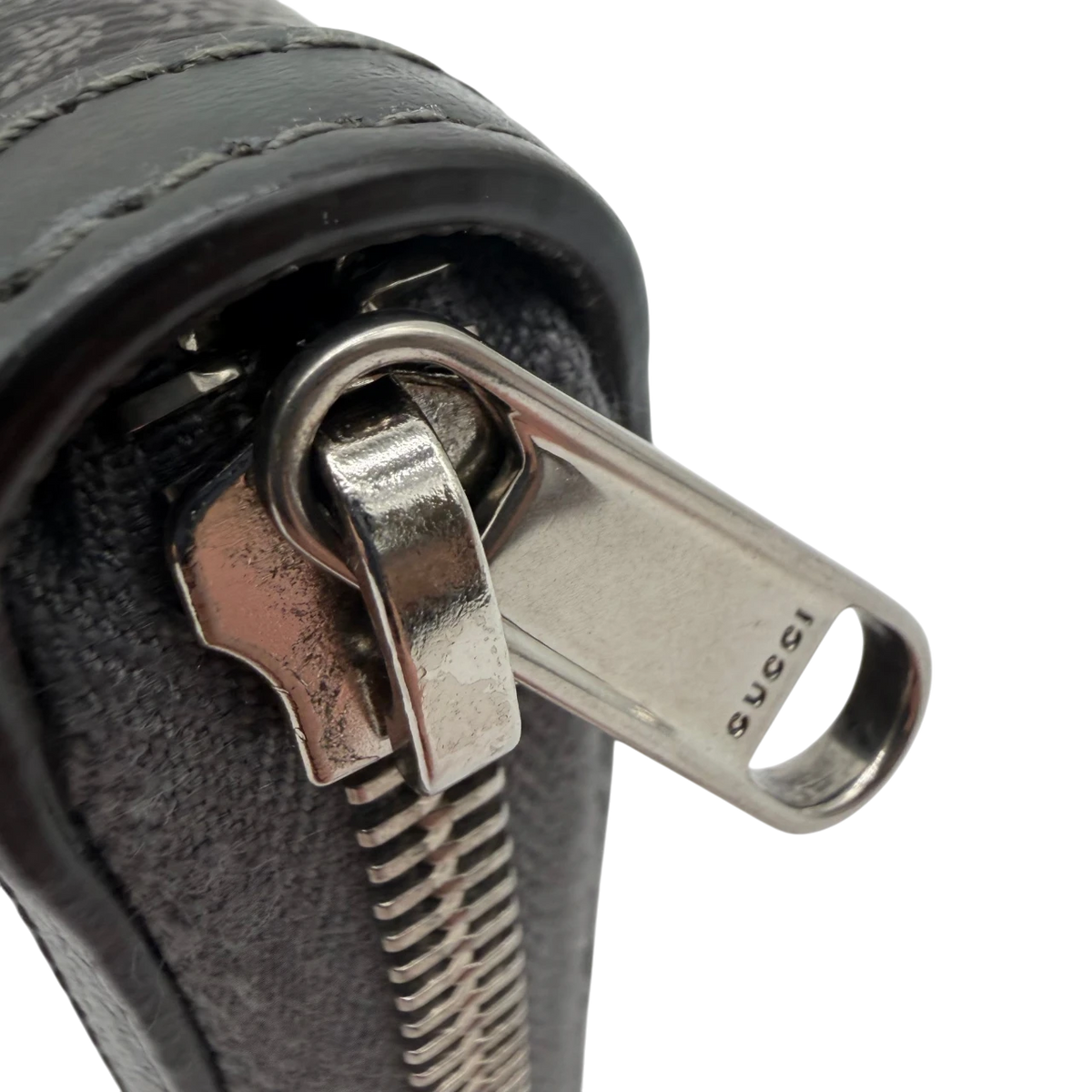 Gucci Geldbeutel Supreme Zip monogram grau – Beschläge im Detail