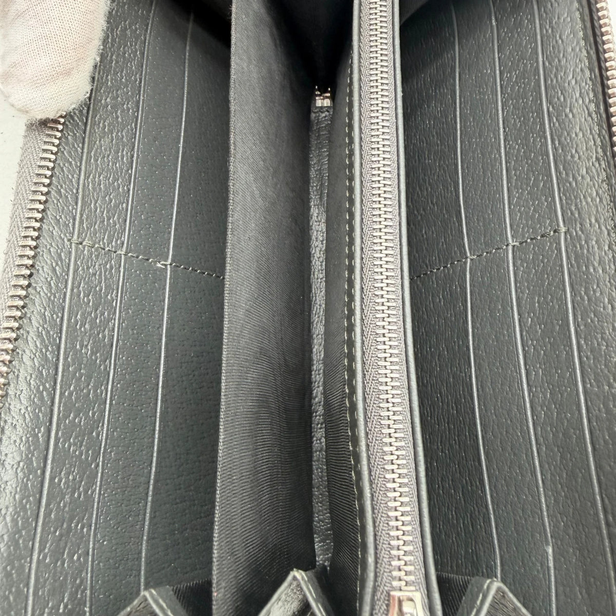 Gucci Geldbeutel Supreme Zip monogram grau – Innenansicht