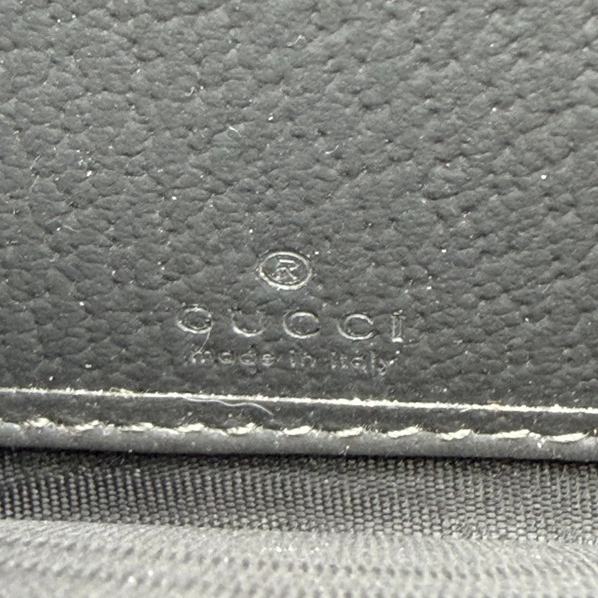 Gucci Geldbeutel Supreme Zip monogram grau – Prägung im Detail