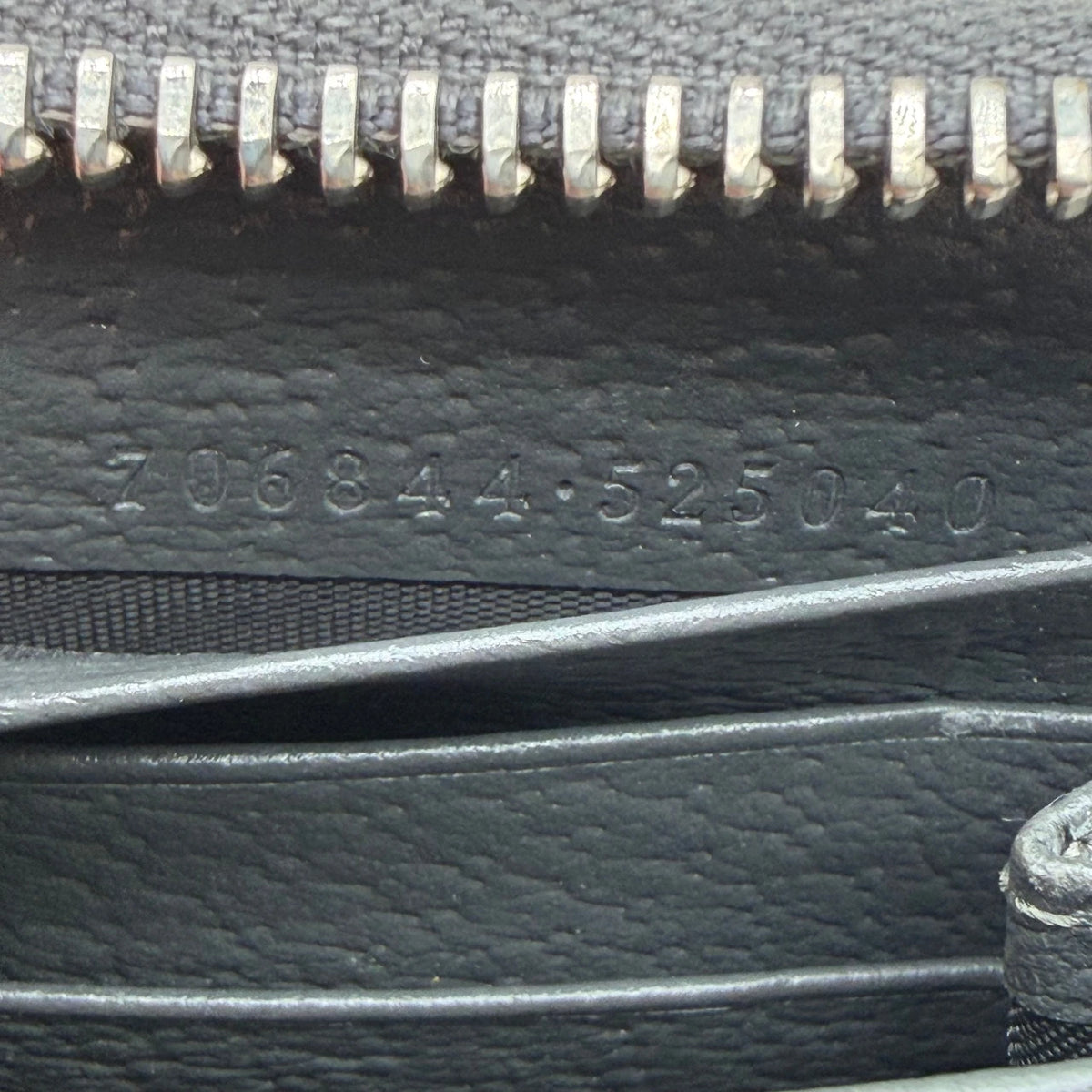 Gucci Geldbeutel Supreme Zip monogram grau – Seriennummer im Detail