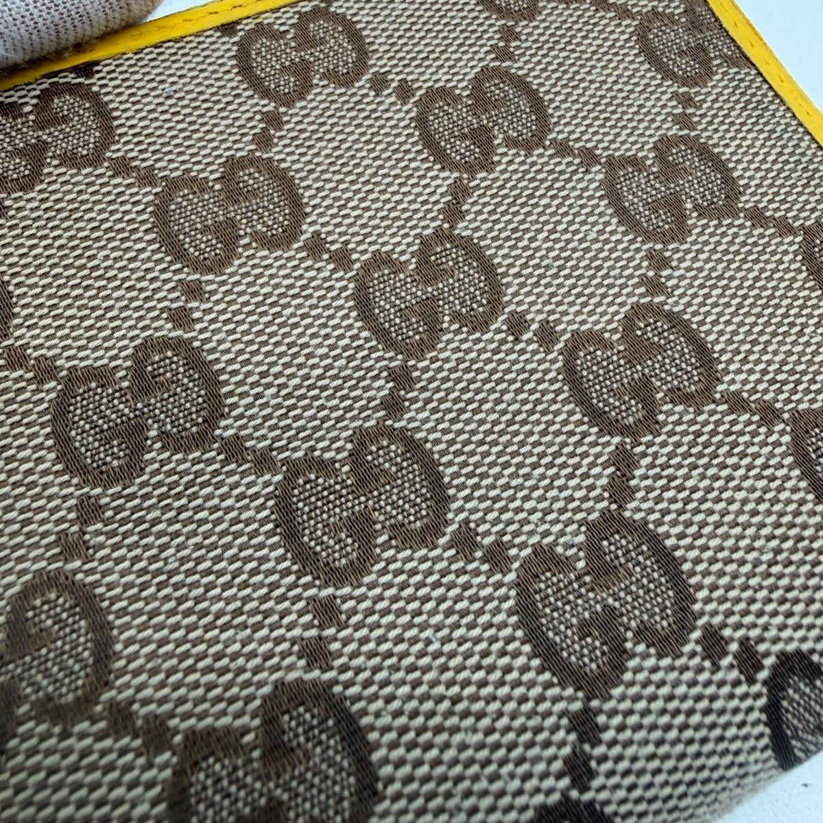Gucci Geldbeutel Zipper small monogram beige – Logo im Detail
