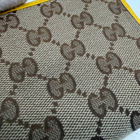 Gucci Geldbeutel Zipper small monogram beige – Logo im Detail