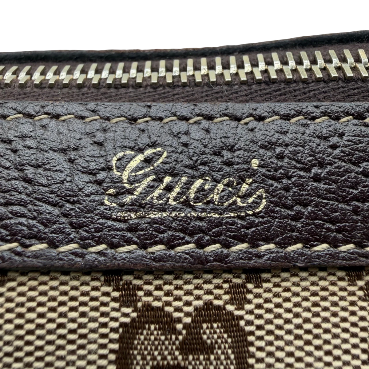 Gucci Handtasche Abbey monogram beige – Prägung im Detail