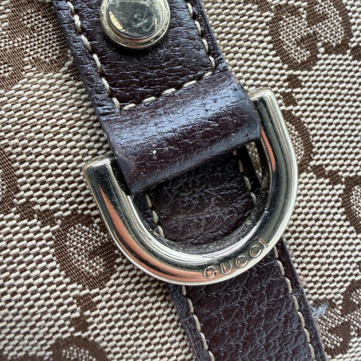 Gucci Handtasche Abbey monogram beige – Beschläge im Detail