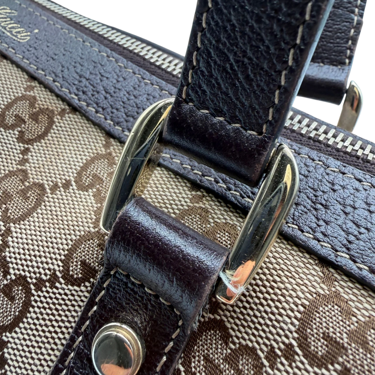 Gucci Handtasche Abbey monogram beige – Beschläge im Detail