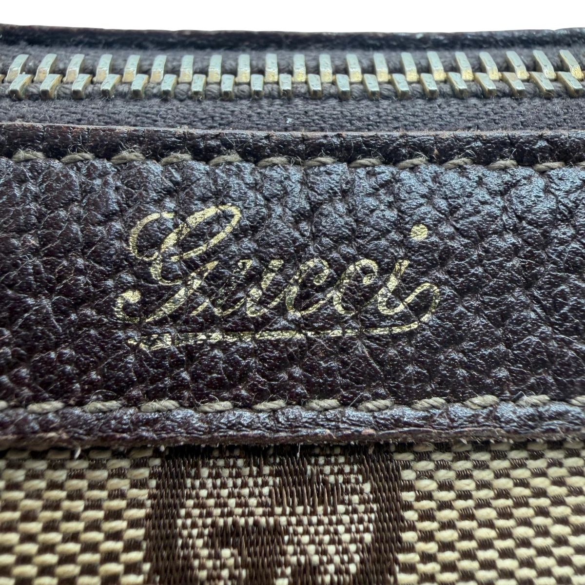 Gucci Handtasche Abbey small monogram beige – Prägung im Detail