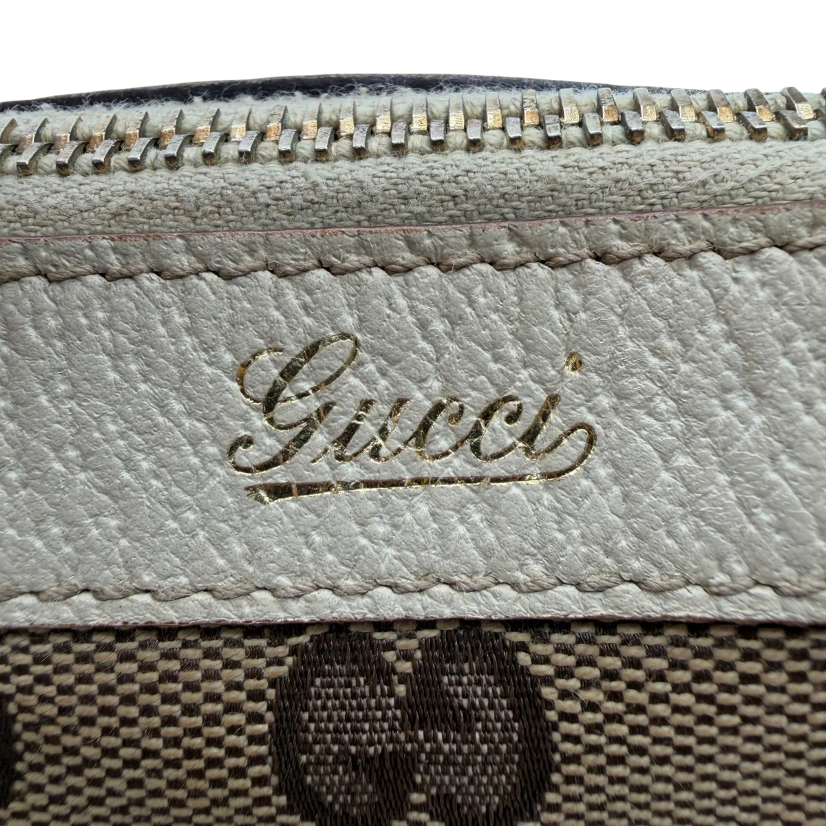 Gucci Handtasche Abbey small monogram beige – Prägung im Detail