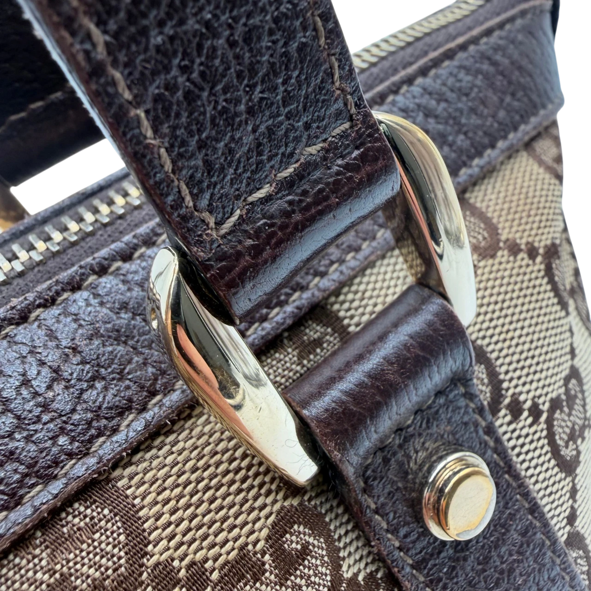 Gucci Handtasche Abbey small monogram beige – Beschläge im Detail