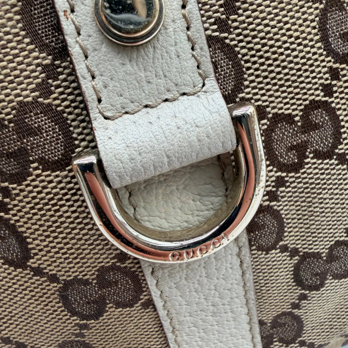 Gucci Handtasche Abbey small monogram beige – Beschläge im Detail