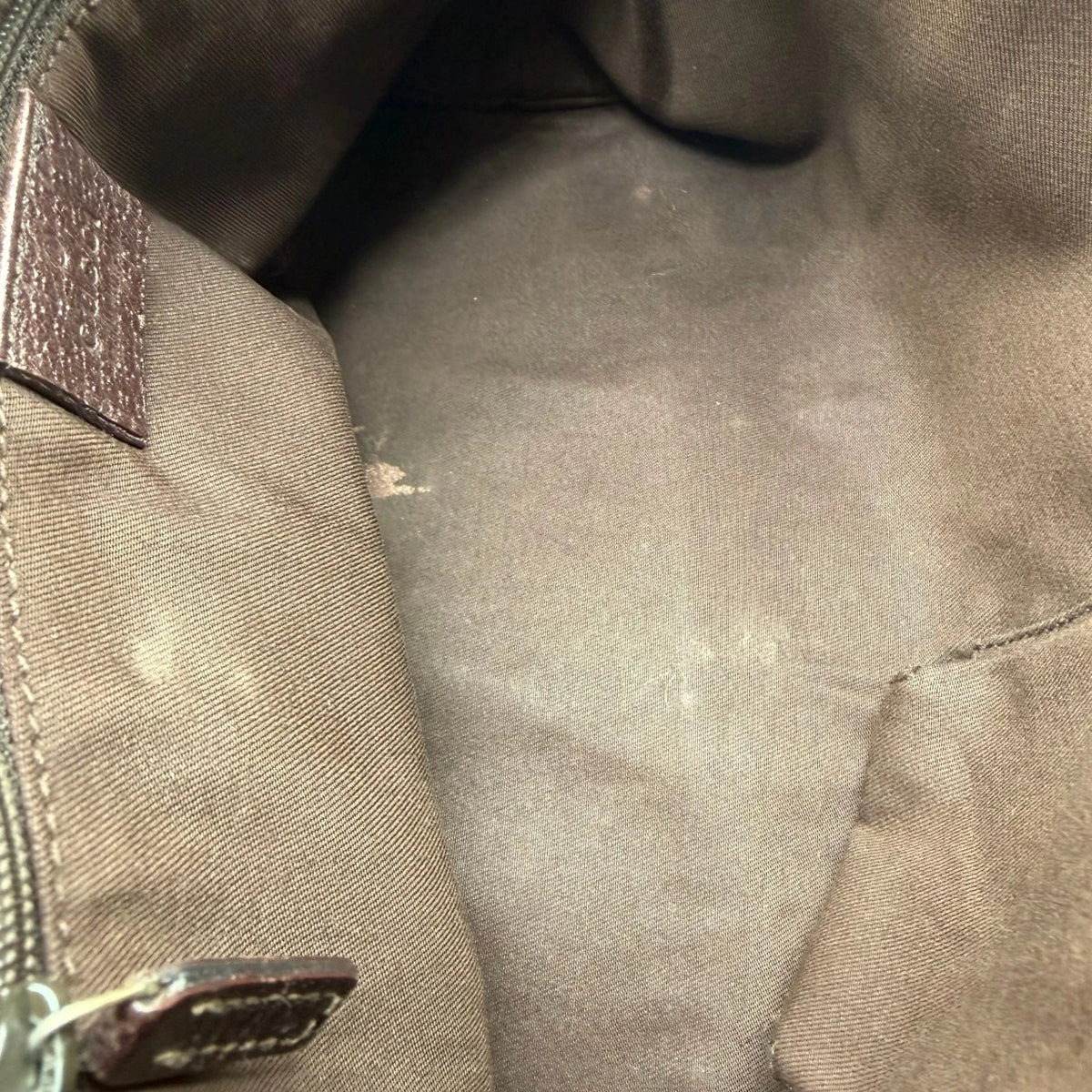 Gucci Handtasche Abbey small monogram beige – Gebrauchsspuren: Fleck im Innenfutter