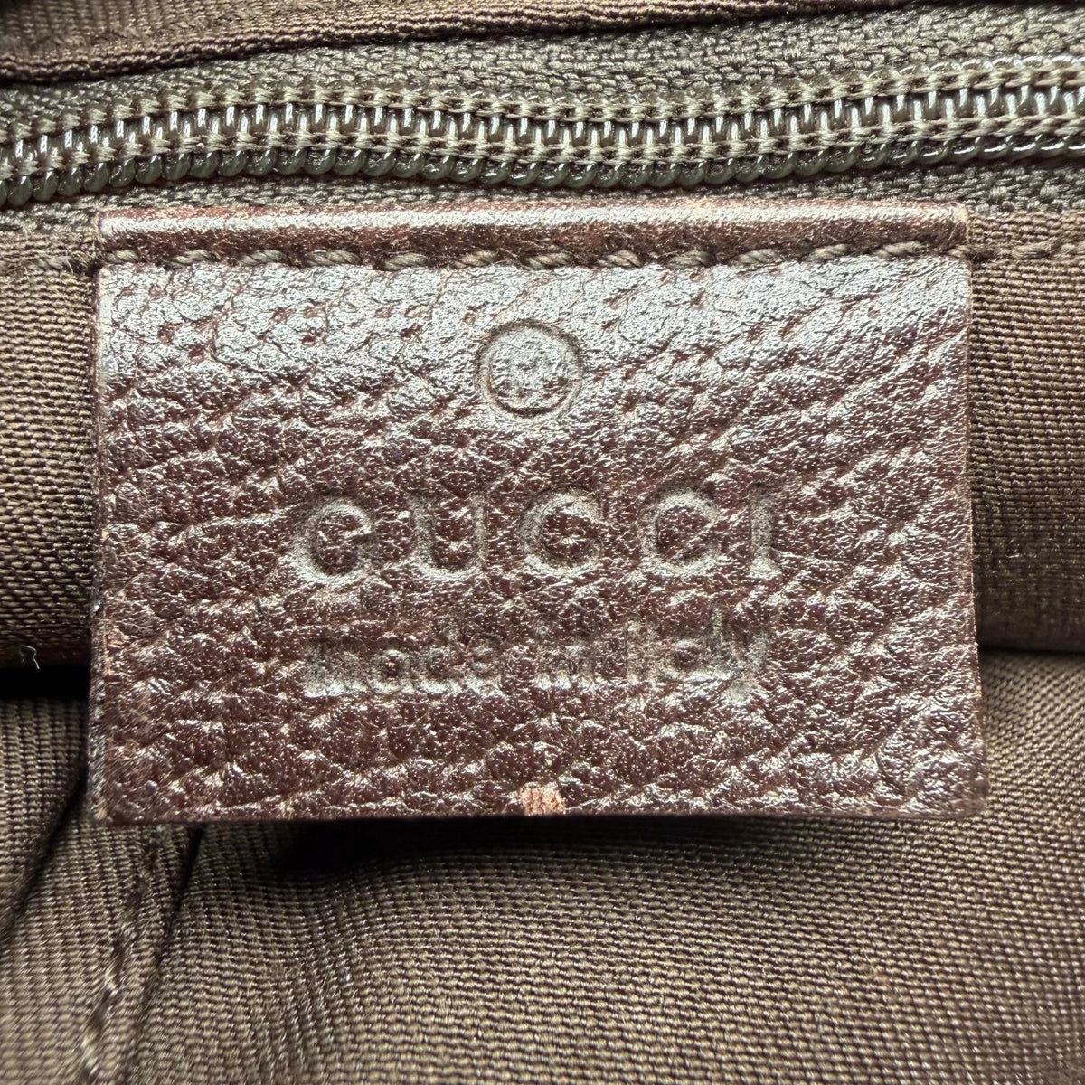 Gucci Handtasche Abbey small monogram beige – Prägung im Detail
