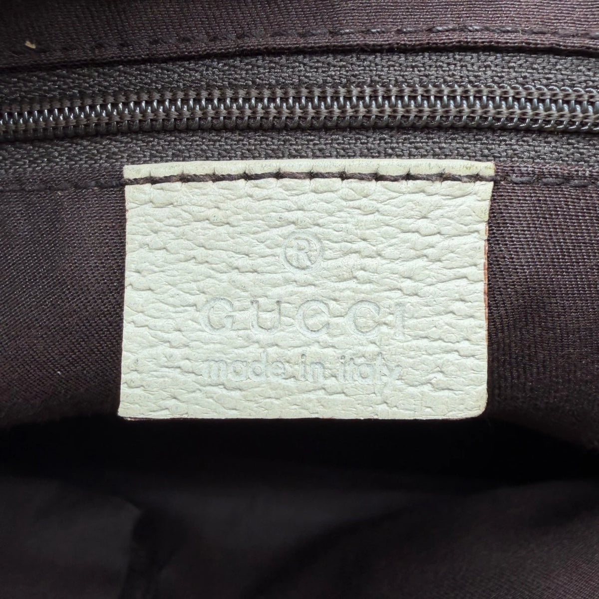 Gucci Handtasche Abbey small monogram beige – Prägung im Detail