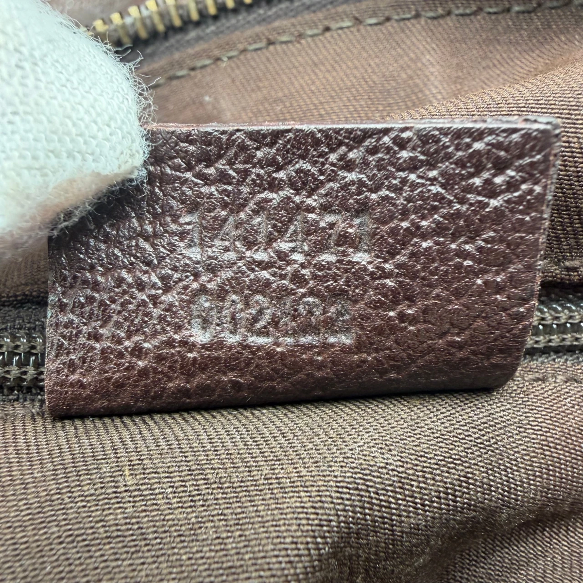 Gucci Handtasche Abbey small monogram beige – Prägung im Detail