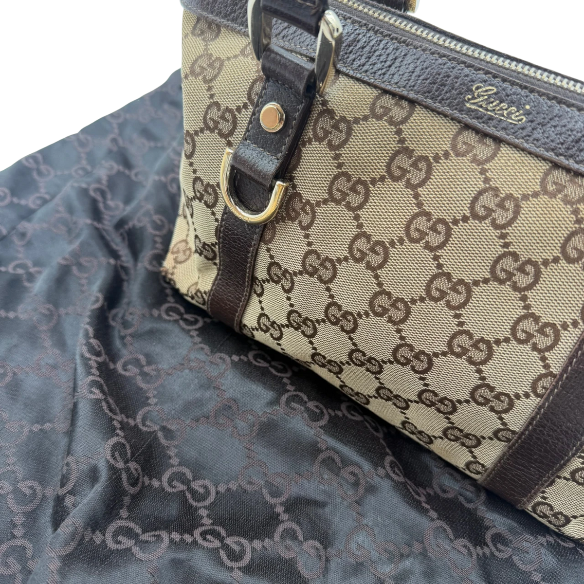 Gucci Handtasche Abbey small monogram beige – Detailansicht