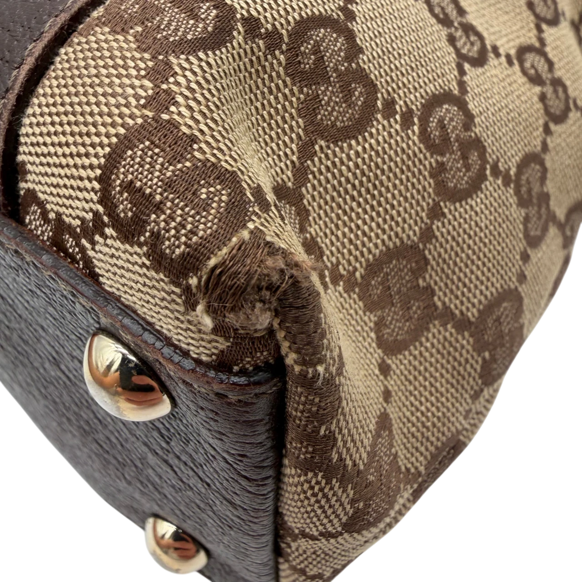Gucci Handtasche Abbey small monogram beige – Gebrauchsspuren: abgeriebene Ecke