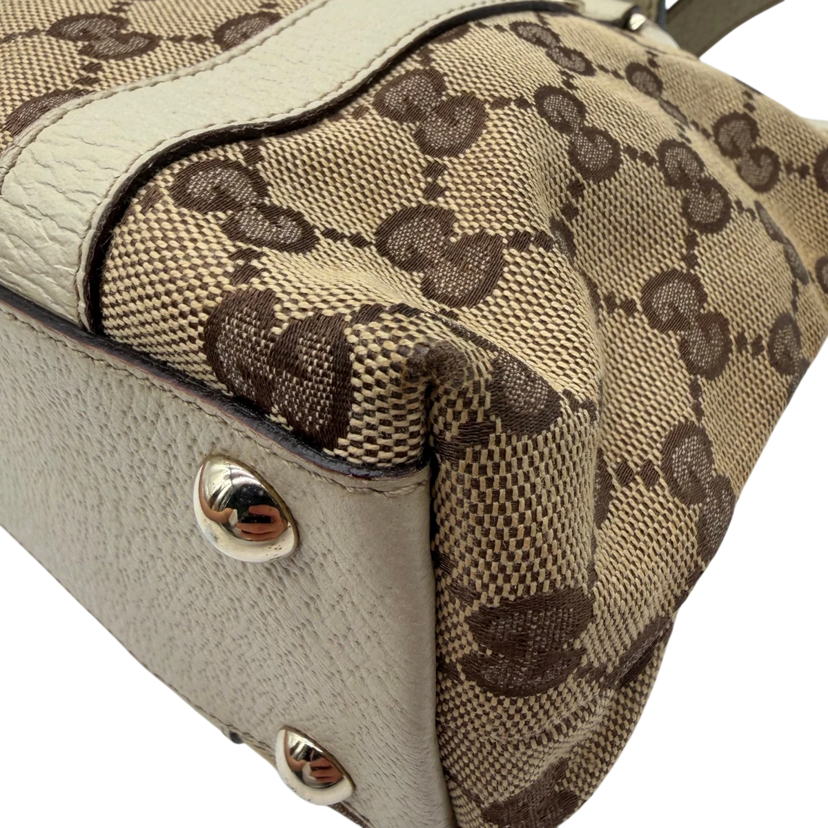 Gucci Handtasche Abbey small monogram beige – Ecken im Detail