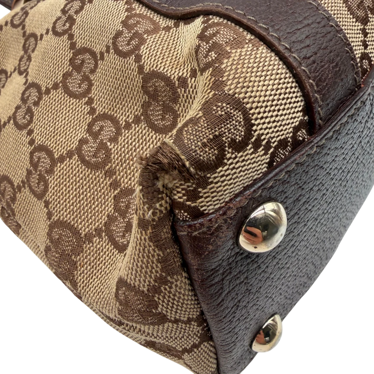 Gucci Handtasche Abbey small monogram beige – Ecken im Detail
