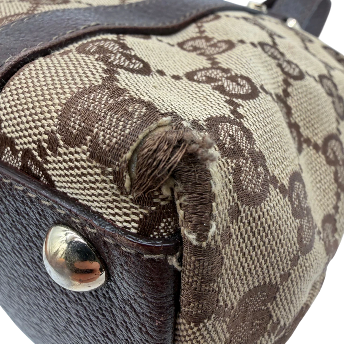 Gucci Handtasche Abbey small monogram beige – Gebrauchsspuren: abgeriebene Ecke