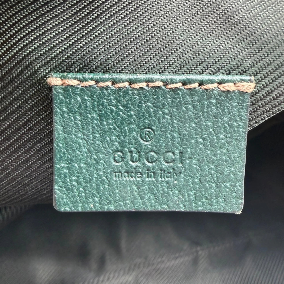 Gucci Handtasche Balthus monogram beige – Prägung im Detail
