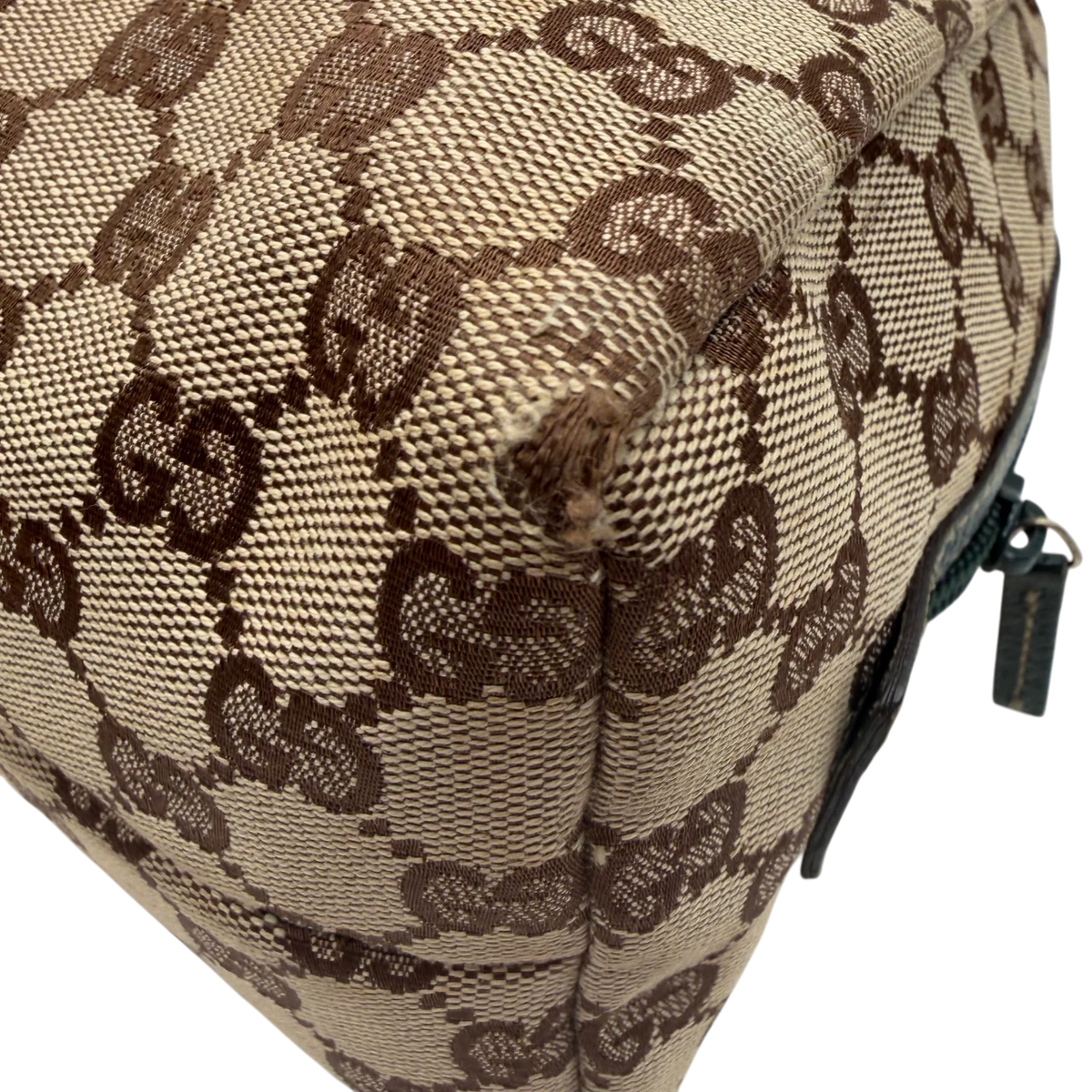 Gucci Handtasche Balthus monogram beige – Gebrauchsspuren: abgeriebene Ecke