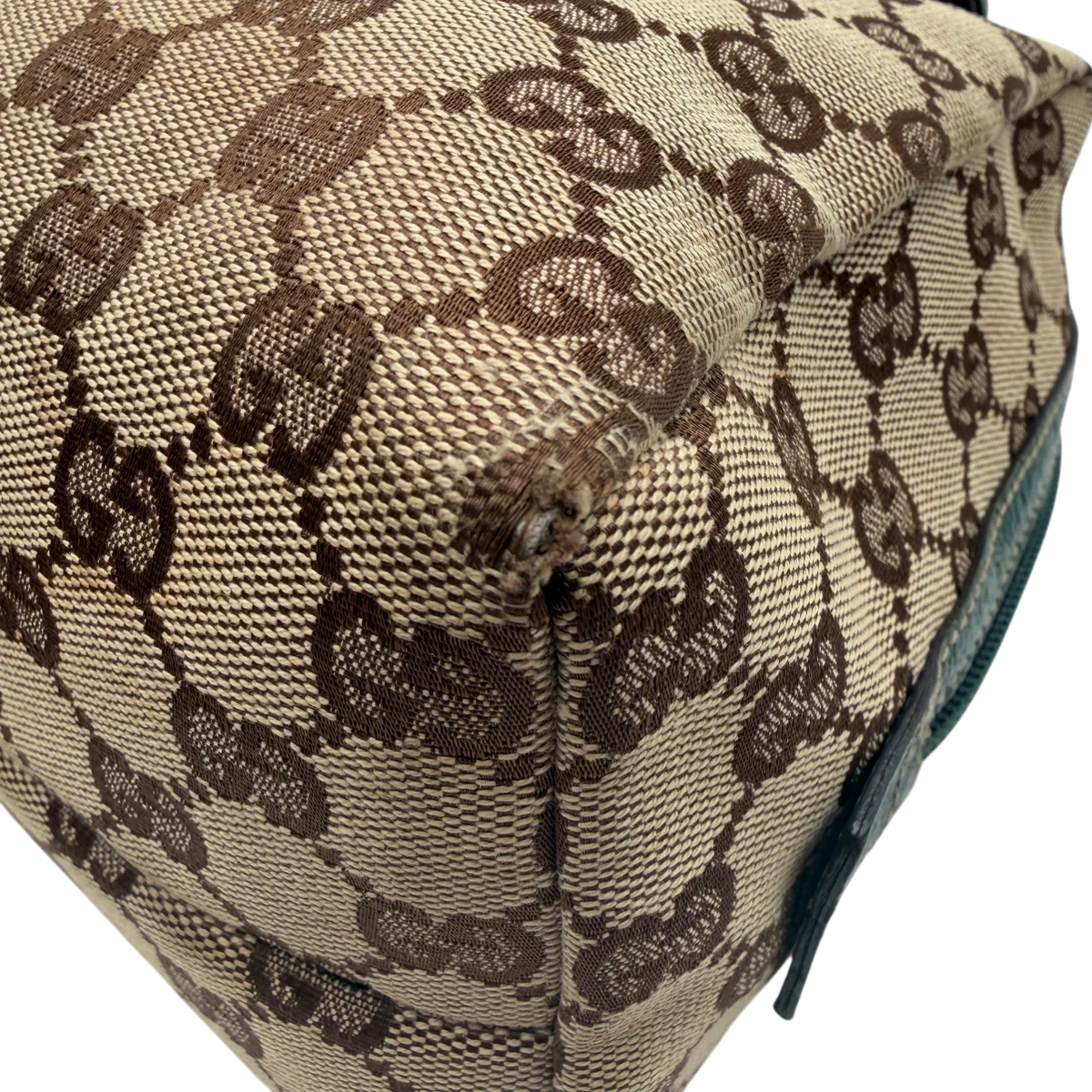 Gucci Handtasche Balthus monogram beige – Gebrauchsspuren: abgeriebene Ecke