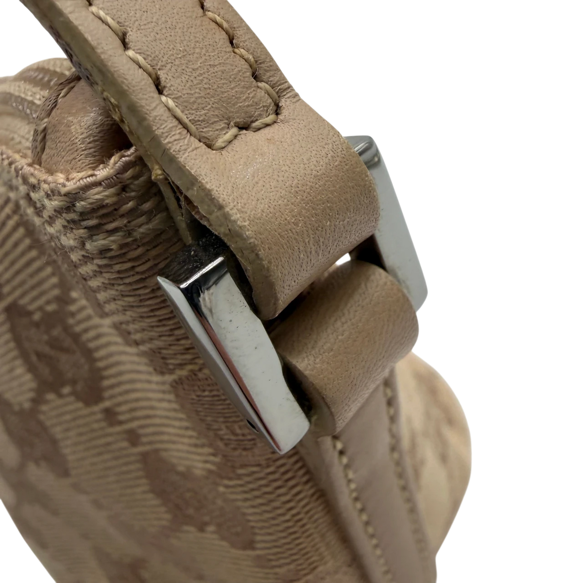 Gucci Handtasche Boat Baguette monogram beige – Beschläge im Detail