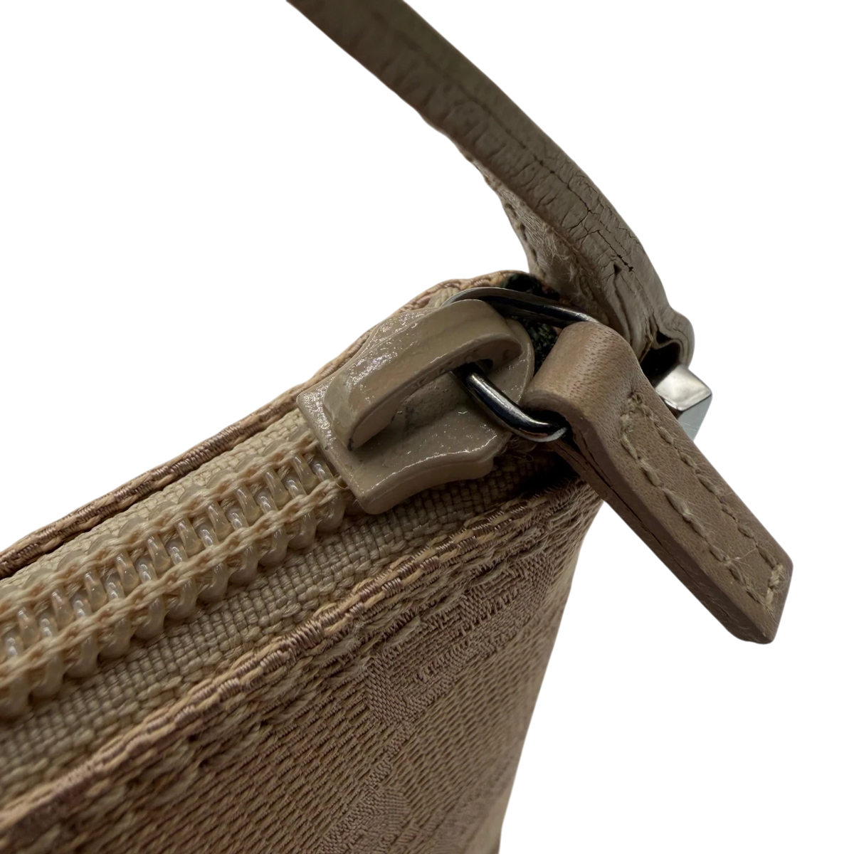 Gucci Handtasche Boat Baguette monogram beige – Beschläge im Detail
