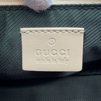 Gucci Handtasche Boat Baguette monogram beige – Prägung im Detail