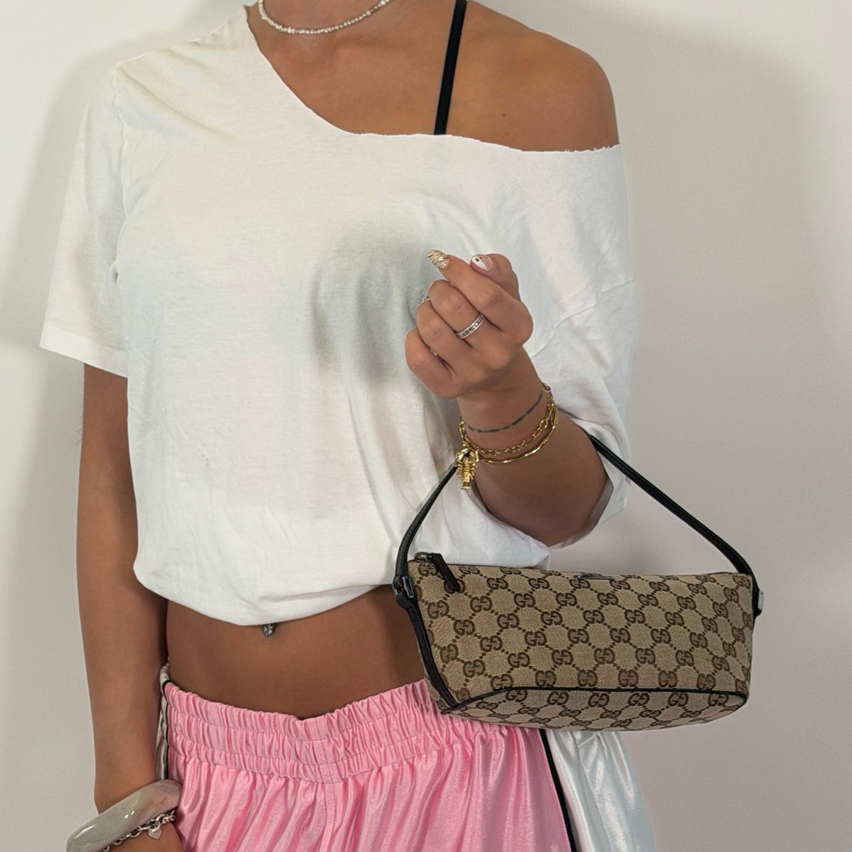 Gucci Handtasche Boat Baguette monogram beige – getragen am Model