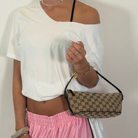 Gucci Handtasche Boat Baguette monogram beige – getragen am Model