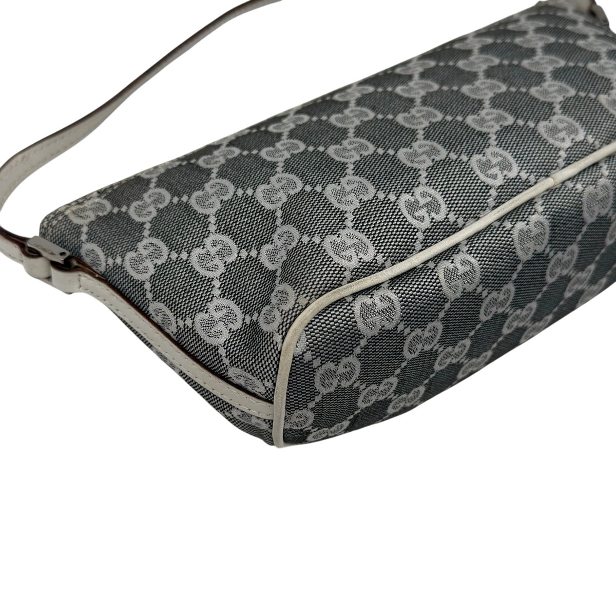 Gucci Handtasche Boat Baguette monogram grau – Ecken im Detail