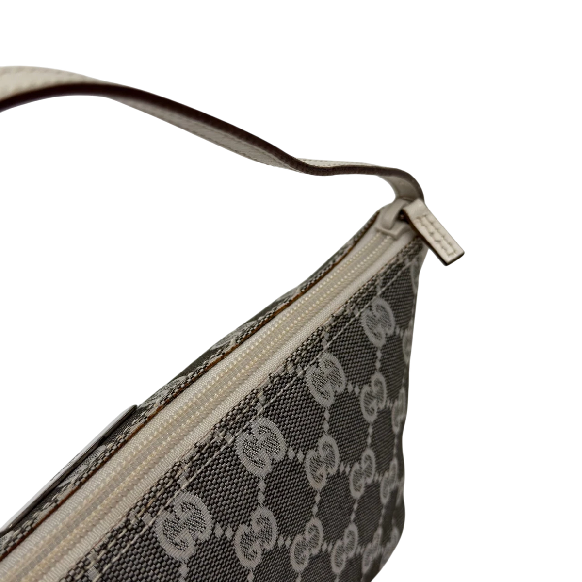 Gucci Handtasche Boat Baguette monogram grau – Beschläge im Detail