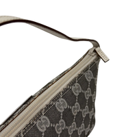 Gucci Handtasche Boat Baguette monogram grau – Beschläge im Detail