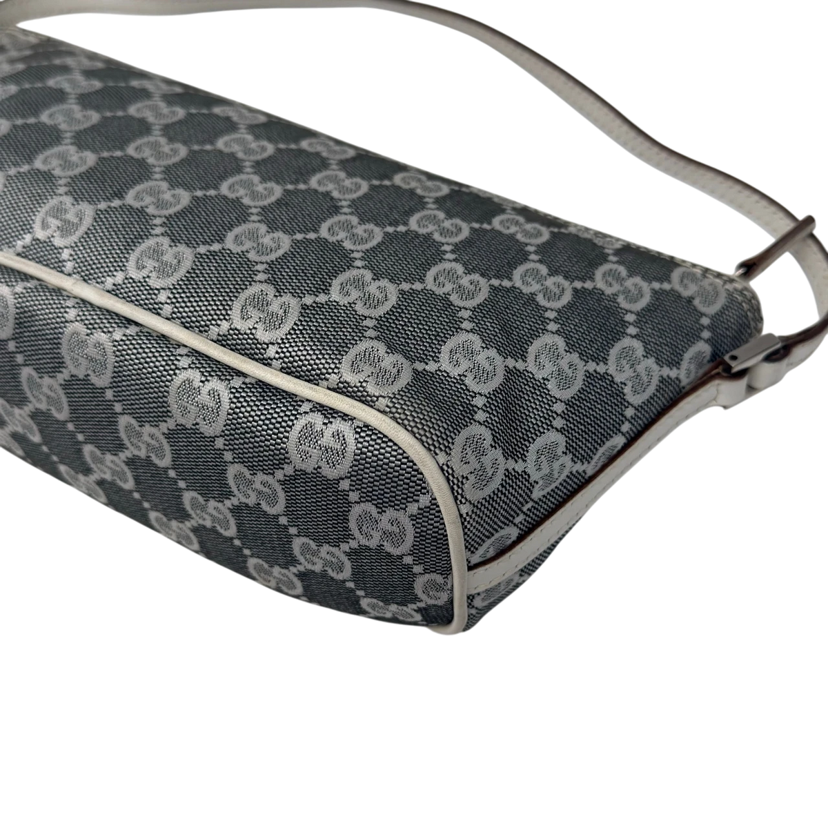 Gucci Handtasche Boat Baguette monogram grau – Ecken im Detail