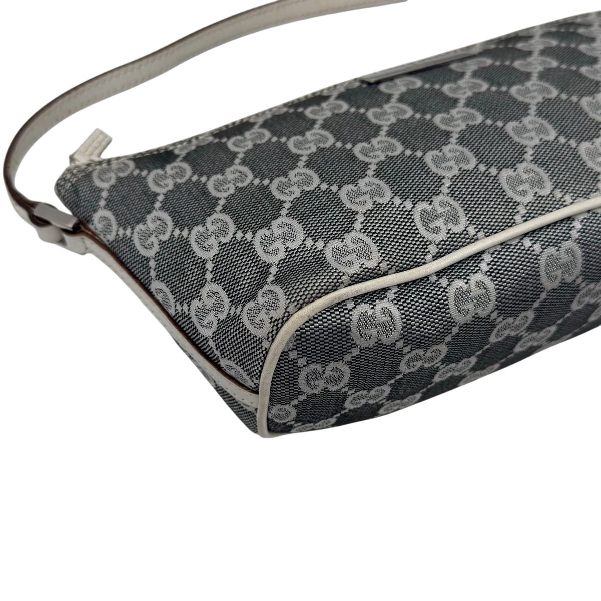 Gucci Handtasche Boat Baguette monogram grau – Ecken im Detail